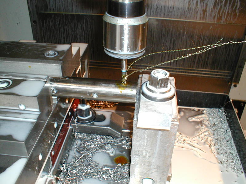 Maschine schneidet Gewinde